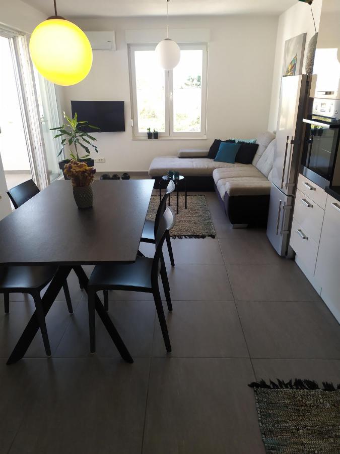 Tiamar Apartment สลาทิเน ภายนอก รูปภาพ