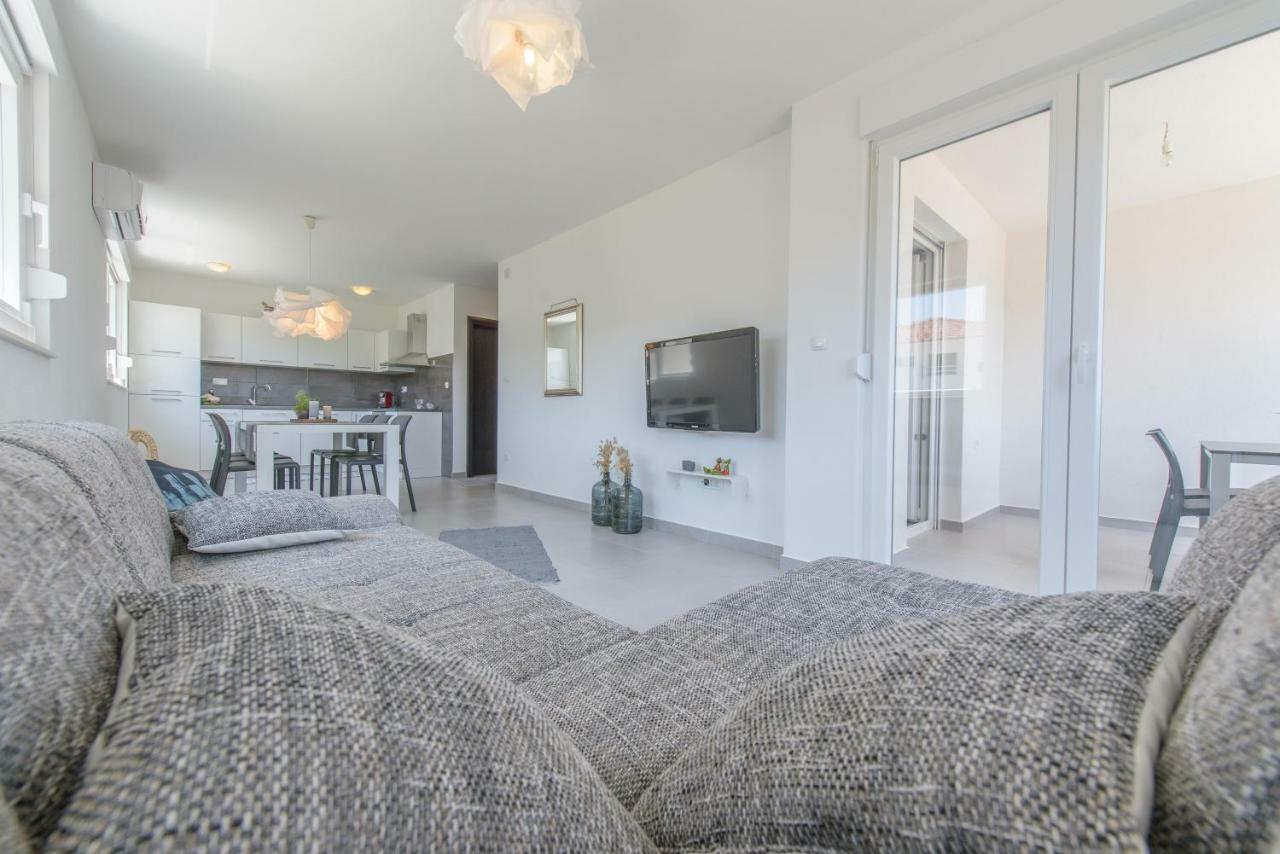 Tiamar Apartment สลาทิเน ภายนอก รูปภาพ